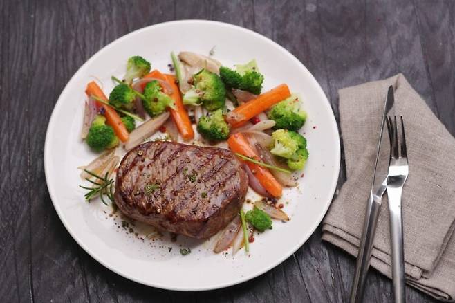 소고기를 비타민C가 많은 브로콜리 등과 같이 먹으면 철분을 섭취하는 데 도움이 된다. 사진=클립아트코리아