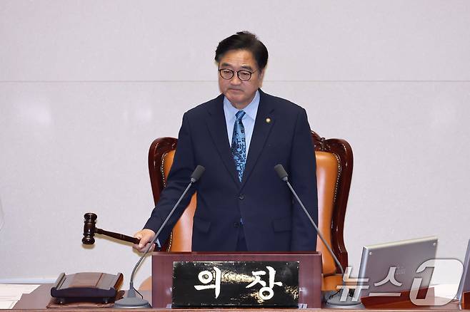 우원식 국회의장이 18일 서울 여의도 국회에서 열린 제434회국회(임시회) 제6차 본회의에서 의사봉을 두드리고 있다. 2026.4.18 ⓒ 뉴스1 신웅수 기자