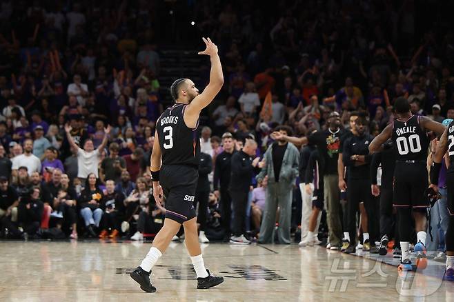 NBA 피닉스가 골든스테이트를 꺾고 서부콘퍼런스 PO에 진출했다. ⓒ AFP=뉴스1
