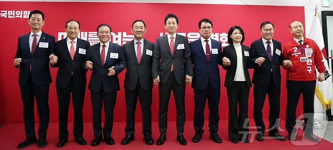 국민의힘 대구시장 공천 후보로 나선 최은석 의원(왼쪽부터), 추경호 의원, 윤재옥 의원, 주호영 의원, 유영하 의원, 이재만 전 대구 동구청장, 이진숙 전 방송통신위원장, 홍석준 전 의원, 김한구 전 현대차 노조 대의원이 10일 국민의힘 당사에서 열린 6·3 지방선거 광역단체장 및 중앙당 관할 기초단체장 후보자 면접에 참석해 기념 촬영을 하고 있다. 2026.3.10 ⓒ 뉴스1 김진환 기자