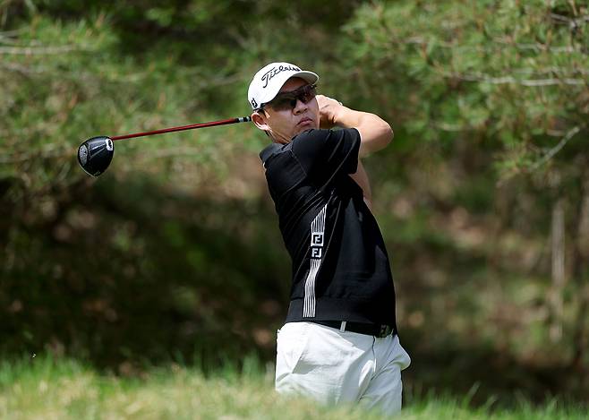 권성열이 18일 18일 강원도 춘천의 라비에벨 골프앤리조트(파72)에서 열린 KPGA 투어 제21회 DB손해보험 프로미 오픈 3라운드 9번홀에서 티샷을 하고 있다. (KPGA 제공)