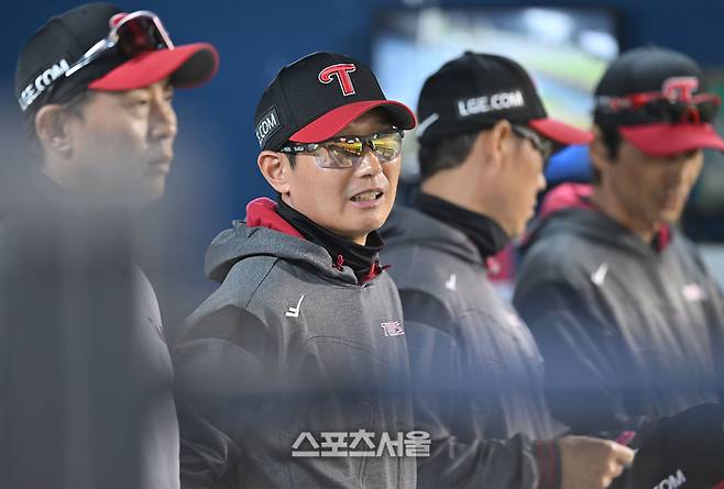 LG 염경엽 감독이 14일 서울 잠실구장에서 열린 2026 KBO리그 롯데전을 지켜보고 있다. 잠실 | 최승섭기자 thunder@sportsseoul.com
