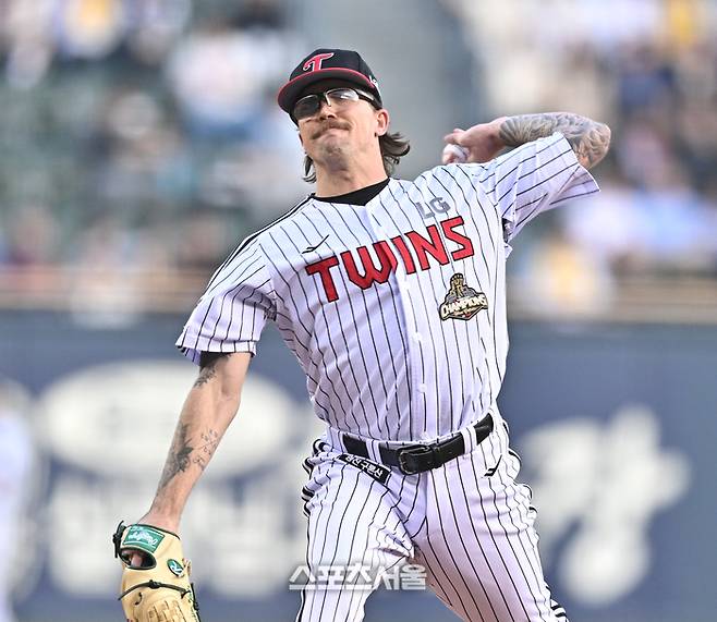 LG 선발투수 웰스가 15일 서울 잠실구장에서 열린 2026 KBO리그 롯데전에서 역투하고 있다. 잠실 | 최승섭기자 thunder@sportsseoul.com