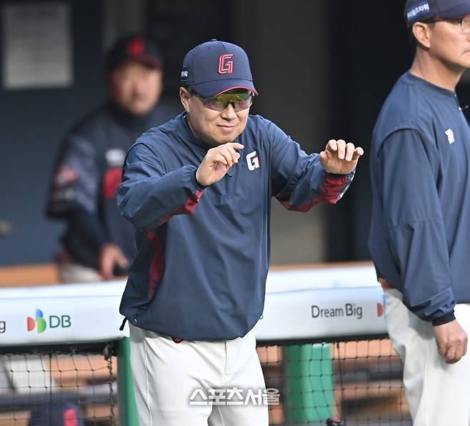 롯데 김태형 감독이 15일 서울 잠실구장에서 열린 2026 KBO리그 LG전에 앞서 상대 더그아웃을 향해 인사를 하고 있다. 잠실 | 최승섭기자 thunder@sportsseoul.com