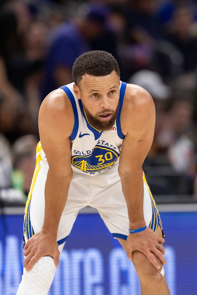 커리가 18일(한국 시간) 미국 애리조나주 피닉스 모기지 매치업 센터에서 열린 2025~2026 미국프로농구(NBA) 서부컨퍼런스 플레이-인 토너먼트 피닉스전에서 숨을 고르고 있다. 사진 | 피닉스=AP 연합뉴스