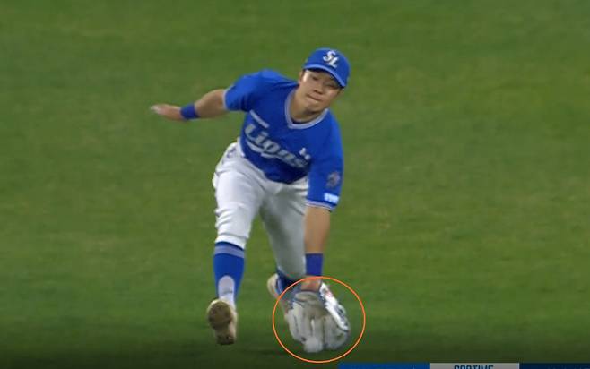 채은성의 타구가 땅에 닿은 모습. 사진=티빙 중계 화면 캡쳐