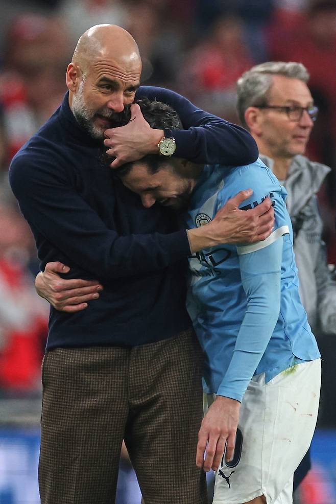 과르디올라 감독과 셰르키(오른쪽)   AP<저작권자(c) 연합뉴스, 무단 전재-재배포, AI 학습 및 활용 금지>