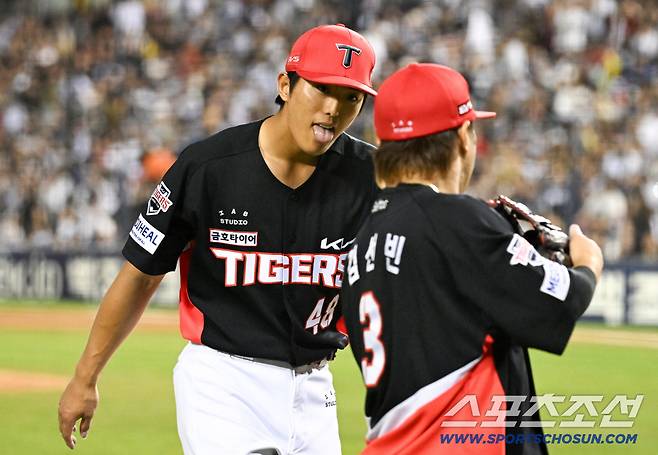 17일 잠실구장에서 열린 두산과 KIA의 경기. 김선빈이 5이닝 무실점 피칭을 펼친 선발 이의리를 칭찬하고 있다. 잠실=박재만 기자 pjm@sportschosun.com