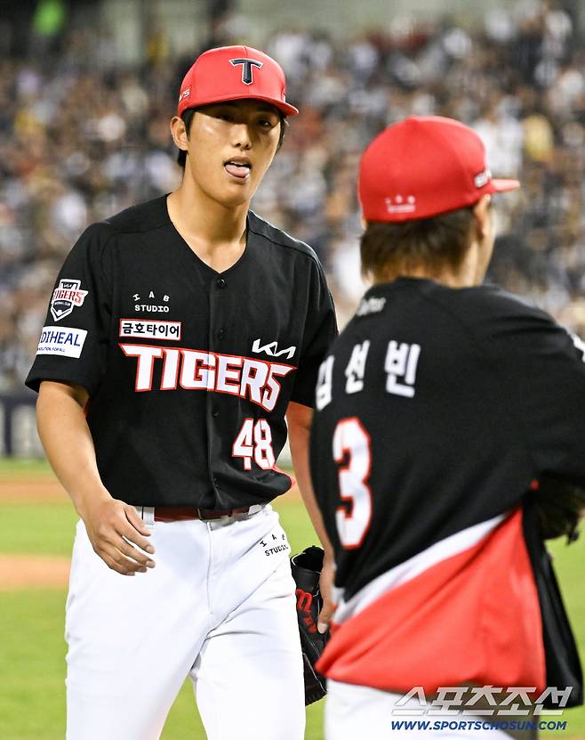마운드 위에서 모든 걸 쏟아부은 이의리는 5회를 마친 뒤 긴장이 풀렸다.