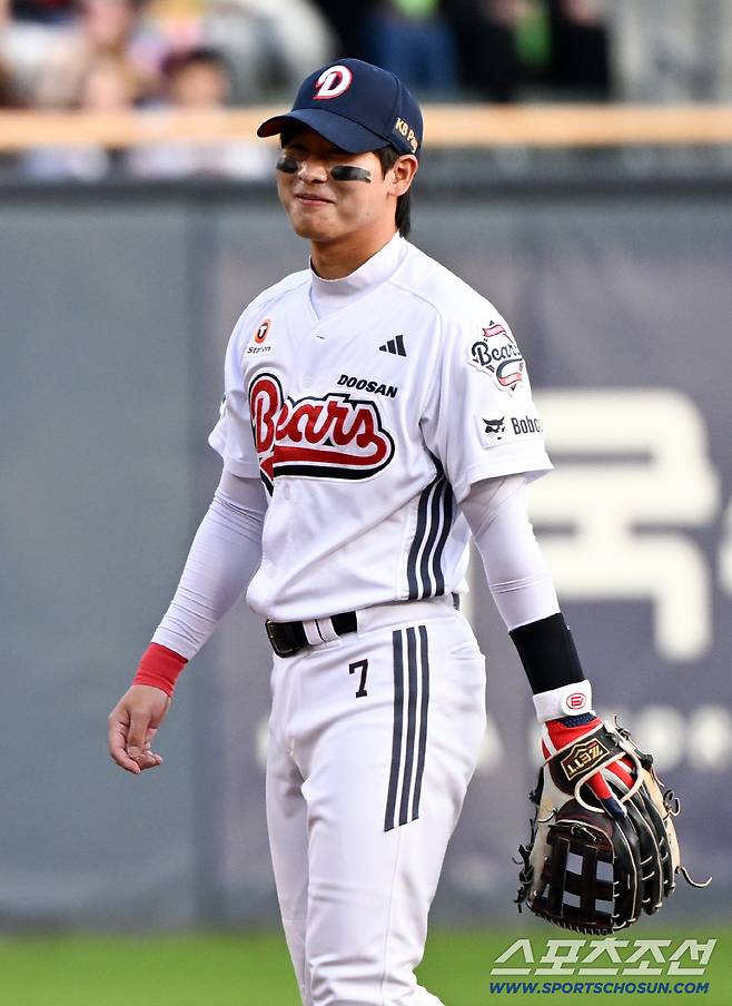두산 유격수 박찬호는 경기 시작 직전 3루 원정팀 더그아웃을 바라보며 미소 지었다.
