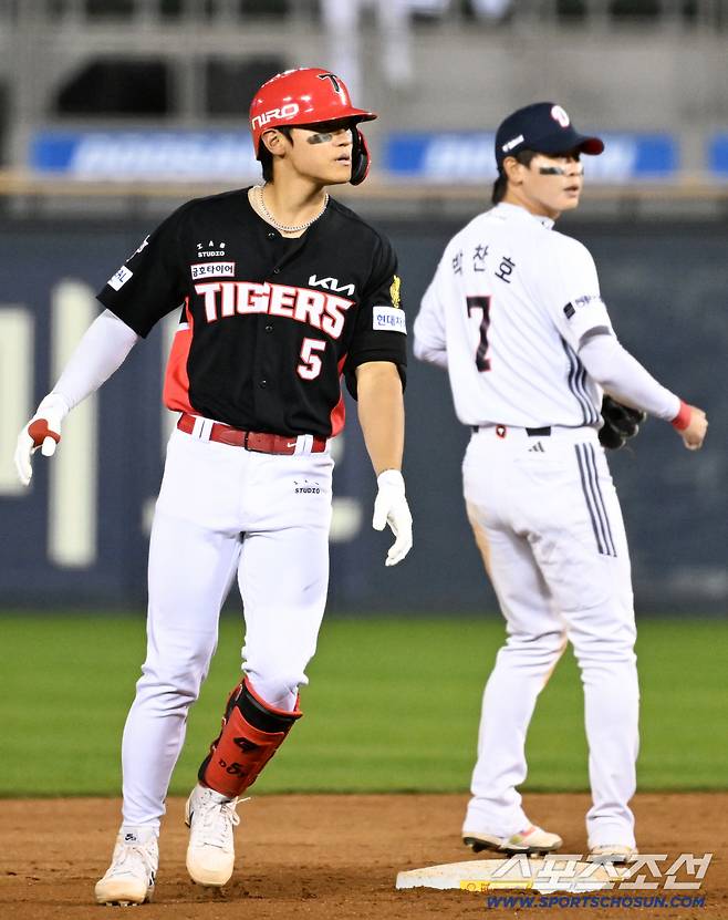 경기 막판 장타로 승부의 쐐기를 박은 김도영과 2루에서 만난 박찬호.