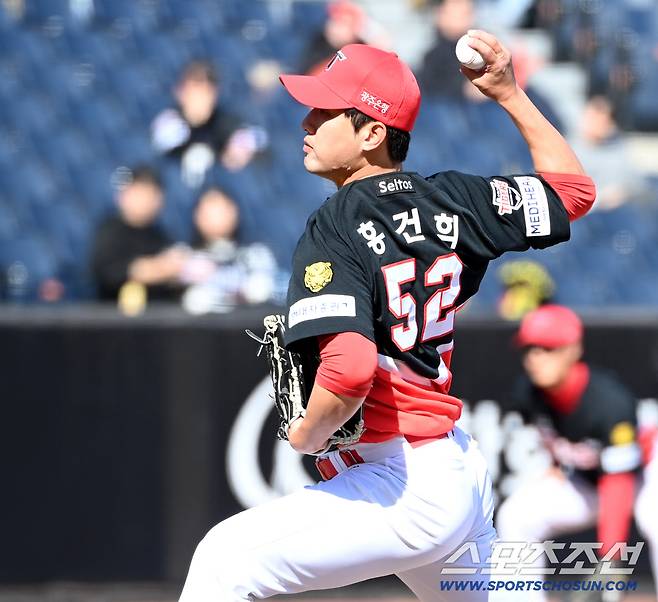 19일 대전한화생명볼파크에서 열린 KIA와 한화의 시범경기. 역투하는 KIA 홍건희. 대전=허상욱 기자wook@sportschosun.com/2026.03.19/