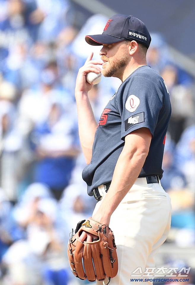 29일 대구 삼성라이온즈파크에서 열린 삼성과 롯데의 경기. 3회말 피치클락 볼 판정 이후 삼성 류지혁에게 안타를 허용한 롯데 선발 비슬리. 대구=송정헌 기자songs@sportschosun.com/2026.03.29/