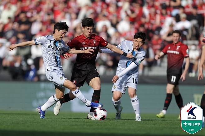 치열한 경합중인 부천-인천 선수들   사진제공=한국프로축구연맹