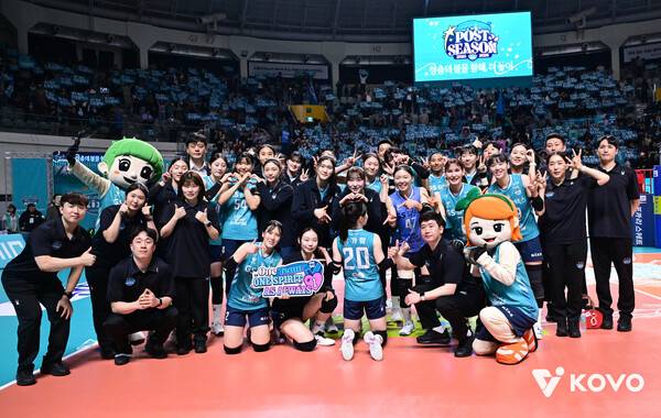 준PO 승리 후 기념 사진촬영하는 GS 선수단. ⓒKOVO