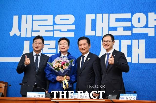 김상욱 더불어민주당 울산시장 후보는 지난달 29일 자신의 유튜브 채널 '김상욱TV' 라이브 방송에서 "혼자 다니는 경우가 많다"고 말해 선거 지원 체계가 충분히 가동되지 않는 것 아니냐는 지적이 나왔다. 사진은 김태선 울산시당 위원장과 전태진 변호사, 정청래 민주당 대표, 김 후보(왼쪽부터)가 17일 오전 서울 여의도 국회에서 열린 제1차 인재 영입식에서 기념촬영을 하고 있는 모습./남용희 기자