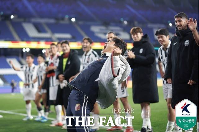 FC서울 지휘봉을 잡은 지 3년 차를 맞이한 김기동 감독은 '제자' 송민규를 불러들이면서 시즌 개막 7경기 무패행진을 이어가며 10년 만의 우승 꿈을 키우고 있다./K리그