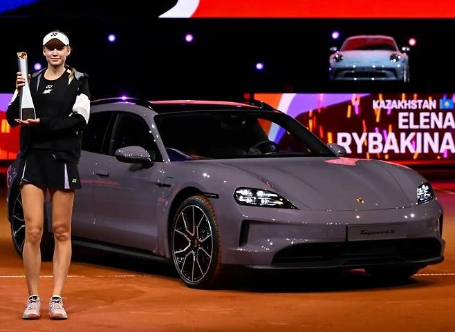 2024 슈투트가르트오픈에서 포르쉐를 부상으로 받은 리바키나. 당시 그녀는 면허증이 없어서 운행을 하지 못했다고 한다. 사진/포르쉐SNS