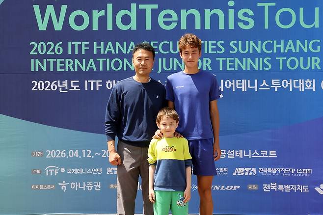 양다니엘이 2026 ITF 하나증권 J60 남자단식 결승 진출 뒤 주말을 맞아 응원 온 아버지, 동생과 포즈를 취했다. 박성진 기자