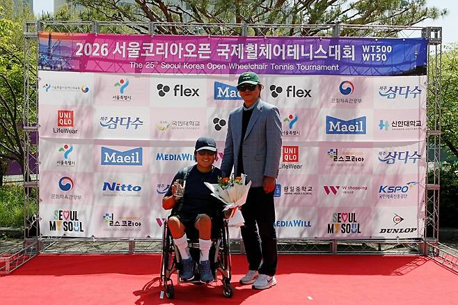 서울코리아오픈에서 첫 우승을 차지한 진 우드맨과 문경로 토너먼트 디렉터