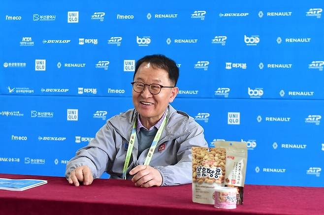 결산 인터뷰를 하고 있는 신주식 대회장. 사진/부산오픈조직위