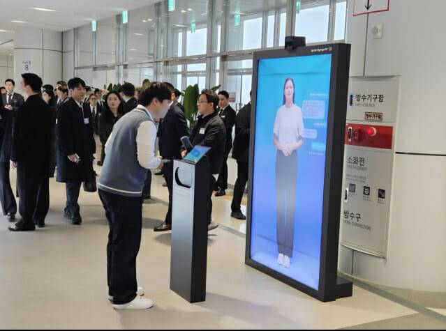 올해 3월 삼성전자 주주총회 현장에 설치된 이스트소프트 AI 휴먼 솔루션 '페르소스테이션' (사진=이스트소프트 링크드인)