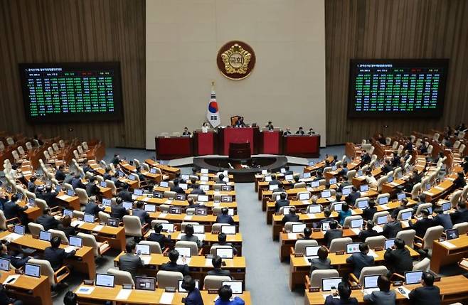 18일 국회에서 열린 4월 임시국회 제6차 본회의에서 공직선거법 일부개정법률안이 통과되고 있다. 연합뉴스