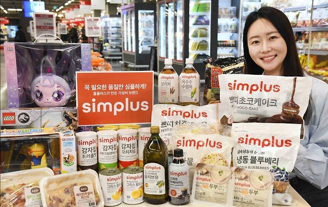 대형마트 휴무일? 이마트·롯데마트·홈플러스·코스트코 ‘PB 페스타’ = 이마트·롯데마트·홈플러스·코스트코 등 대형마트가 이번 주는 각사별 특색있는 할인행사에 돌입한다. 이마트는 ‘제철 토마토 균일가전’을, 롯데마트는‘PB 페스타’ 행사를, 홈플러스는 ‘PB '심플러스'(simplus) 행사’를 진행한다. ©사진=홈플러스: 대형마트 휴무일? 이마트·롯데마트·홈플러스‧코스트코 등 마트 휴일, 쉬는날