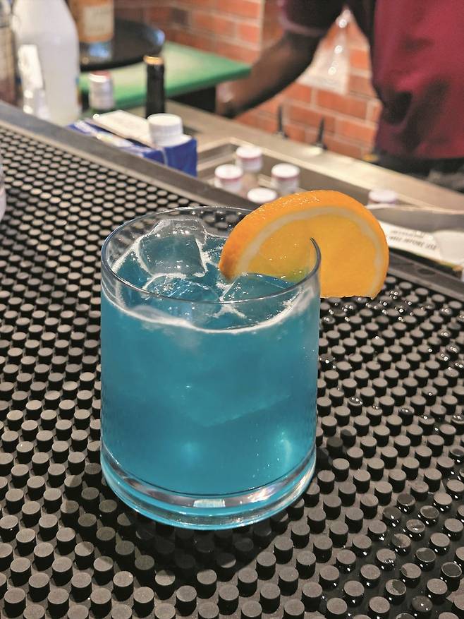 화이트 럼을 베이스로 만든 칵테일 ‘캐리비안 스카이’. /김경화 기자