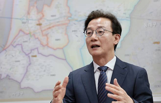 더불어민주당 전재수 부산시장 후보가 17일 서울 여의도 국회의원회관에서 본지와 인터뷰를 하고 있다. 전 후보는 “꼭 승리해 노무현 전 대통령의 ‘부산 지역주의 타파’의 꿈을 이루겠다”고 했다. /남강호 기자