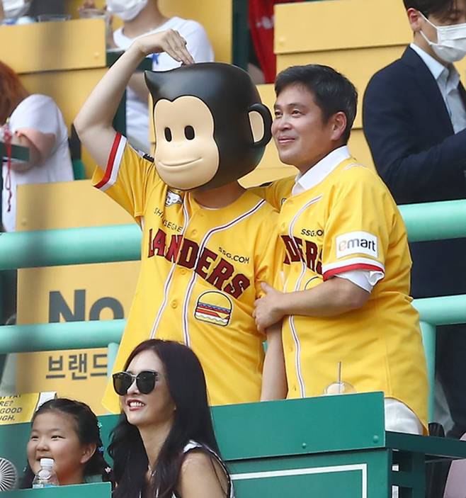 정용진 SSG랜더스 구단주가 2022년 7월 5일 오후 인천 SSG랜더스필드에서 진행된 '2022 신한은행 SOL KBO 리그' 롯데-SSG의 경기를 관람하고 있다. /SSG랜더스 제공