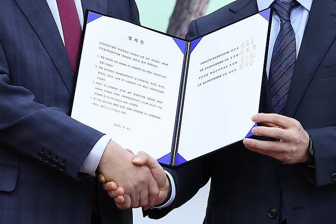 천준호 더불어민주당 원내운영수석부대표와 유상범 국민의힘 원내운영수석부대표가 17일 서울 여의도 국회에서 6.3 지방선거 정치개혁 관련 합의문을 발표하고 있다. 2026.4.17/뉴스1