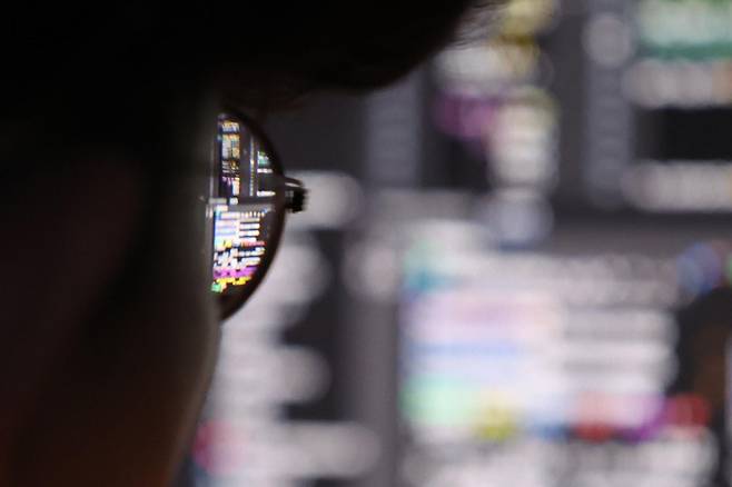 1일 오후 서울 강남구 코엑스 그랜드볼룸에서 열린 제1회 인공지능 해킹방어대회(ACDC·AI Cyber Defense Contest) 본선 경기에서 화이트해커 참가자들이 문제를 풀고 있다. 뉴시스