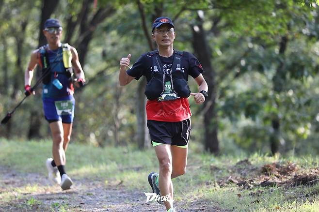 원윤식 전무(오른쪽)가 한 트레일러닝 대회에서 질주하고 있다. 원윤식 전무 제공