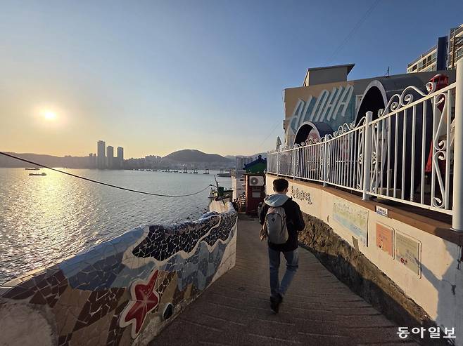 부산 영도 흰여울문화말 노을 지는 골목길. 부산=전승훈 기자 raphy@donga.com