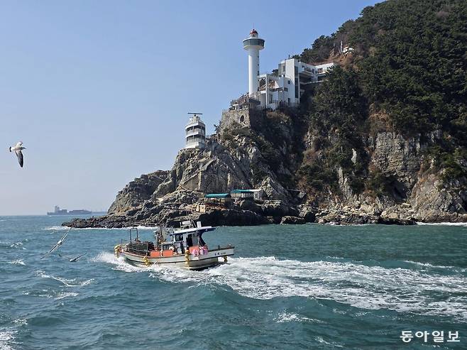 해상 유람선에서 바라본 태종대와 등대. 부산=전승훈 기자 raphy@donga.com