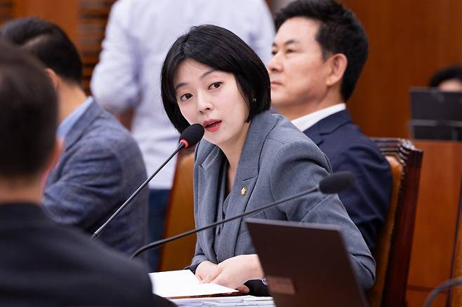 배현진 국민의힘 의원이 15일 서울 여의도 국회에서 열린 제434회 국회(임시회) 외교통일위원회 제1차 전체회의에서 현안질의를 하고 있다. 2026.4.15 뉴스1