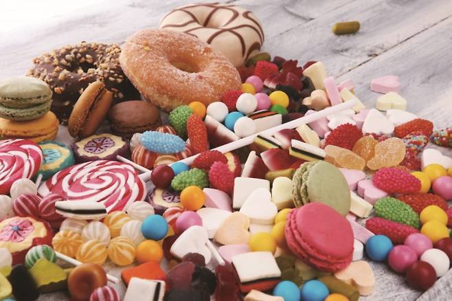 마카롱부터 탕후루, 최근의 두바이쫀득쿠키와 버터떡까지 다양한 인기 디저트들이 사람들의 입맛을 중독적으로 자극한다. 실제로 2008년 미국 프린스턴대 연구팀은 설탕이 중독성을 띤다는 연구 결과를 발표했다. 게티이미지뱅크 제공