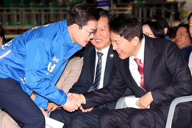 오세훈(오른쪽) 서울시장이 지난달 19일 오전 서울 송파구 잠실학생체육관에서 열린 2026 서울특별시 환경공무관 한마음축제에 참석해 정원오 더불어민주당 서울시장 후보와 웃으며 인사를 나누고 있다.사진 왼쪽부터 정원오 민주당 서울시장 예비경선 후보, 정청래 더불어민주당 대표, 오세훈 서울시장. 뉴시스