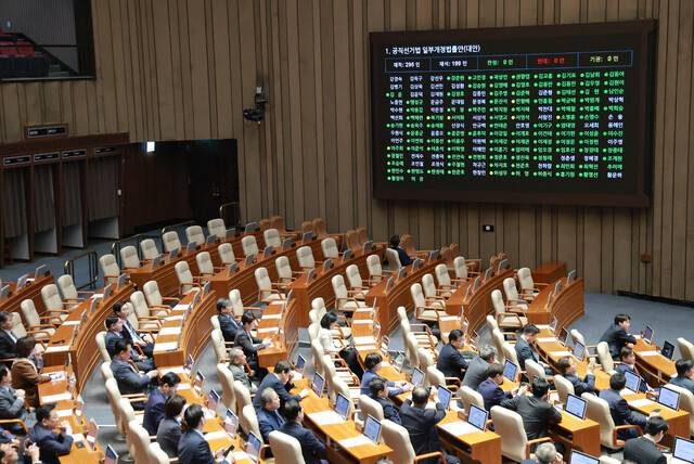 18일 국회에서 열린 4월 임시국회 제6차 본회의에서 공직선거법 일부개정법률안 표결이 진행되는 가운데 조국혁신당, 진보당, 사회민주당, 기본소득당 의원들이 퇴장해 자리가 비어 있다. 연합뉴스