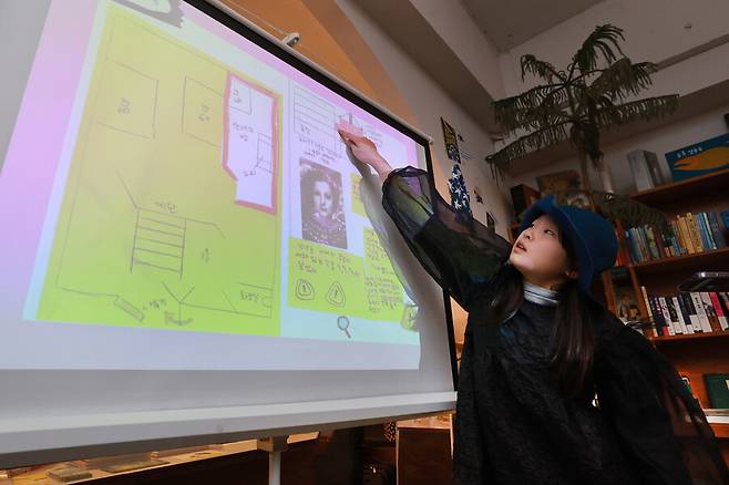 김아인(장기초4) 어린이가 안네의 은신 가옥을 설명하고 있다. 정용일 선임기자