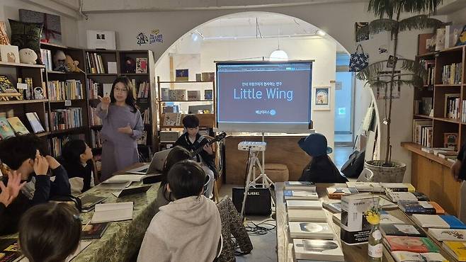 박지호(운양초3) 어린이가 미국 흑인 싱어송라이터 지미 핸드릭스의 1967년 발표곡 ‘리틀 윙’을 베이스키타로 연주하고 있다. 조일준 선임기자