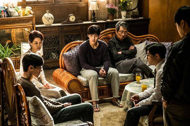 스릴러 '기억의 밤'은 장항준 감독의 전작들과 달리 웃음기가 빠져있다. 플러스엠엔터테인먼트 제공