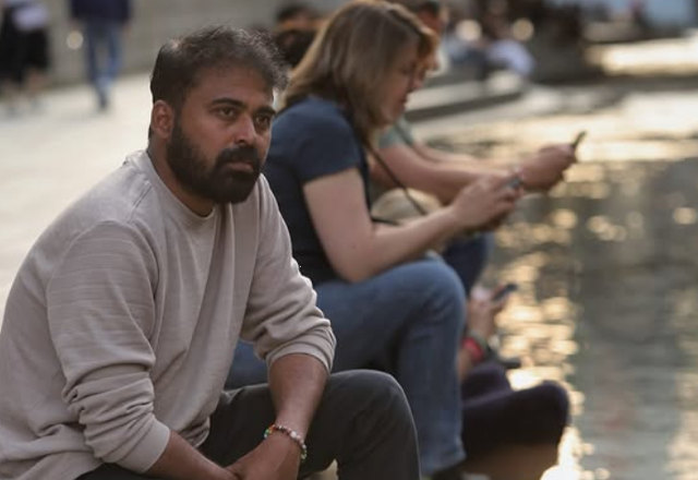 넷플릭스 인도 영화 '다시, 서울에서'를 찍은 라카르틱 감독이 서울 청계천에 앉아 있다. 라카르틱 감독 사회관계망서비스 캡처