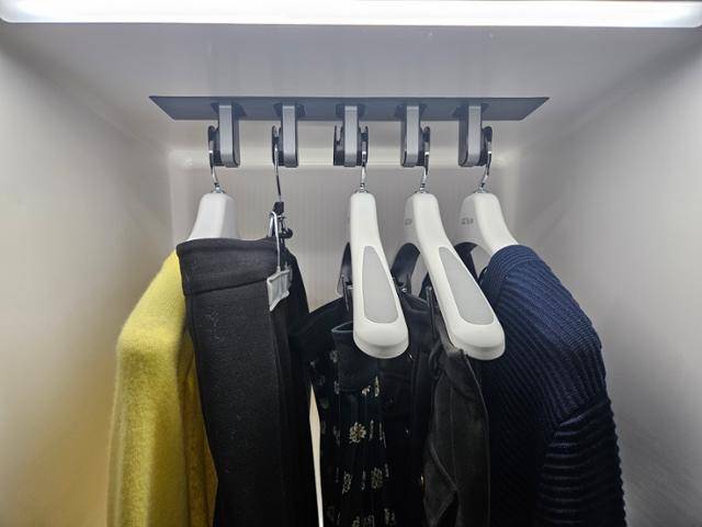 올해 나온 LG 스타일러 오브제컬렉션 내부. 3, 4인 가족이 쓰기에 적합한 5벌식 모델이다. 손현성 기자