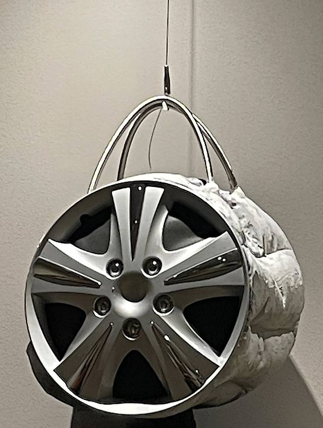 박선우 作. 시멘트와 자동차 휠을 결합한 작품. 의복 형태를 유지한 채 기능은 제거됐다. (양종훈 갤러리 제공)