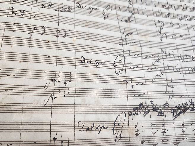 모차르트가 피아노 협주곡 24번의 악보에 그려 넣은 얼굴 그림. 런던의 왕립 음악원에 보관된 자필 악보에서 발견할 수 있다.