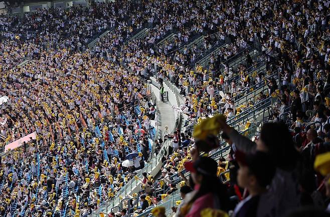 지난 12일 서울 송파구 잠실야구장에서 열린 2026 KBO리그 SSG 랜더스와 LG 트윈스의 경기를 찾은 관중들이 응원하고 있다. 뉴시스