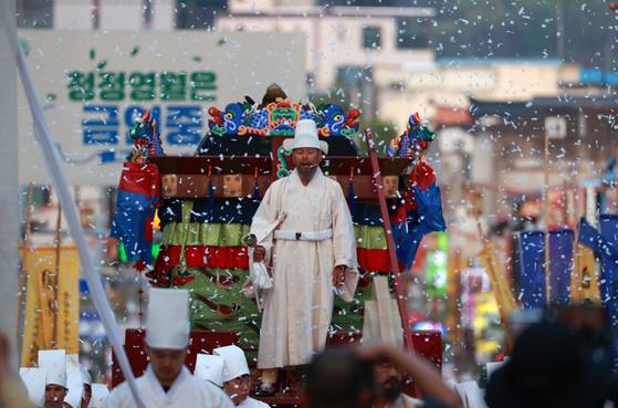 지난해 4월 26일 강원도 영월군에서 열린 제58회 단종문화제에서 비운의 왕 단종을 기리는 단종국장 재현 행사가 펼쳐지고 있다. [사진 영월군]