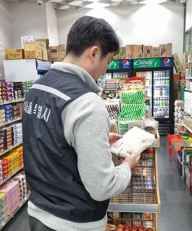 서울시 식품안전단속반의 현장 점검 모습. 사진 서울시